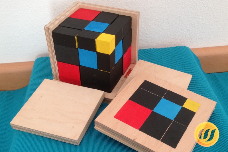 Trinomischer Würfel Montessori-pädagogisches Spielzeug Prismen dargestellt 
